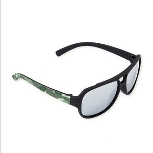 NWT Childrenโs Place Green Camo Sunglasses ๐ถ 2-4y